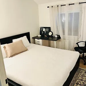 Private In A Tiny 4 Min Drive To Airport Cdg ,1 Private Bathroom Ideal For Families And Friends Habitación en casa particular Roissy-en-France